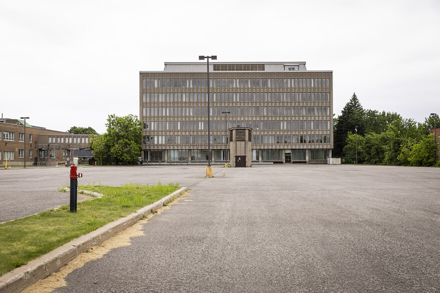 Ce bâtiment, qui abritera une centaine de logements, sera le premier à accueillir des locataires puisqu’il sera conservé.