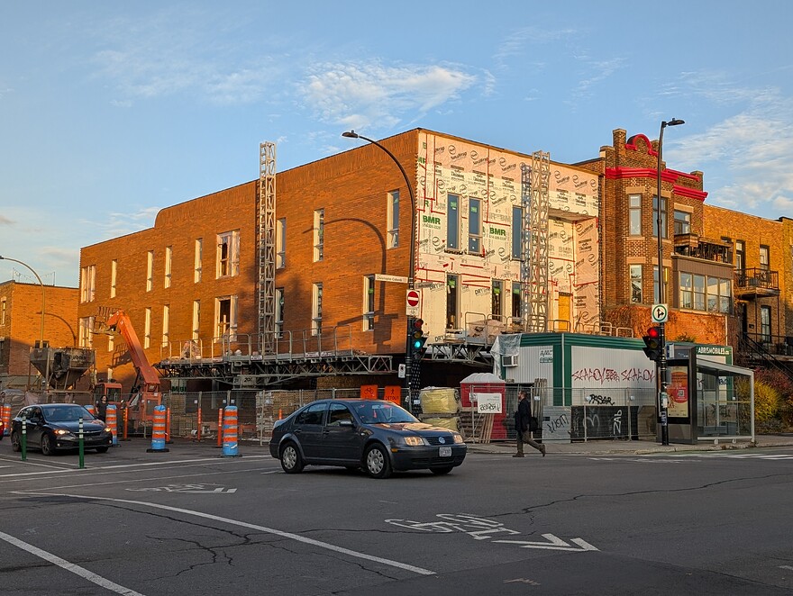 PXL_20241105_204954008