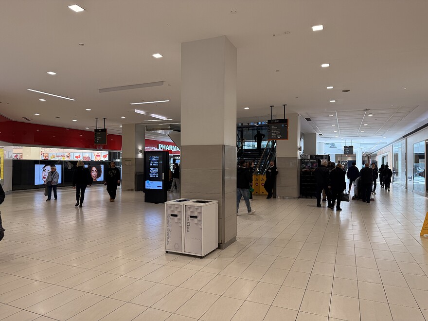 Signalétique dans Alexis Nihon attachée au plafond