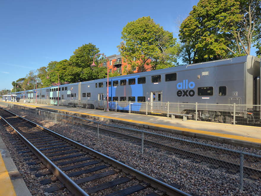 Gare Montréal-Ouest 2025-09-05 voitures CRRC voie 3 a