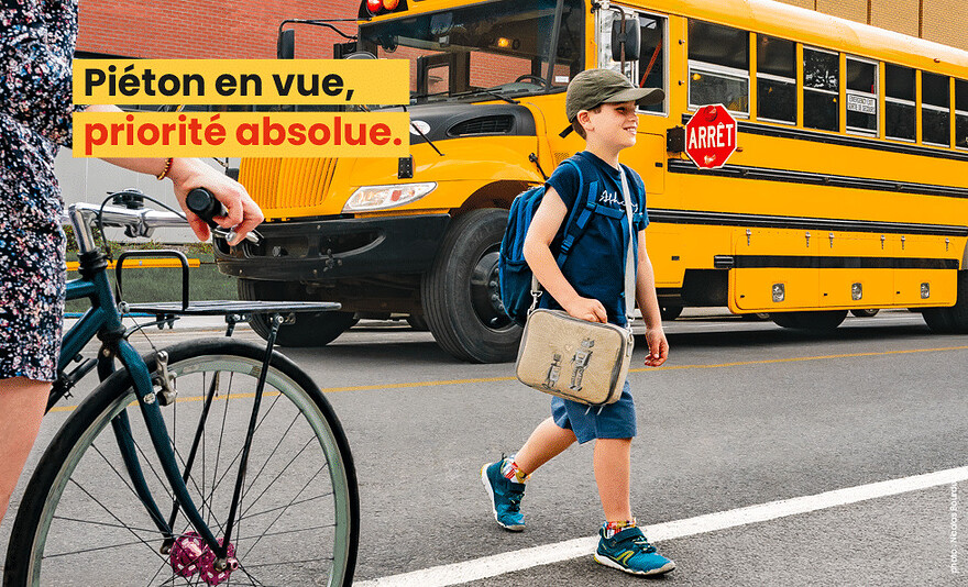 Message clé : « À vélo, je m’immobilise à plus de 5 mètres d’un autobus scolaire dont le panneau d’arrêt est déployé. »