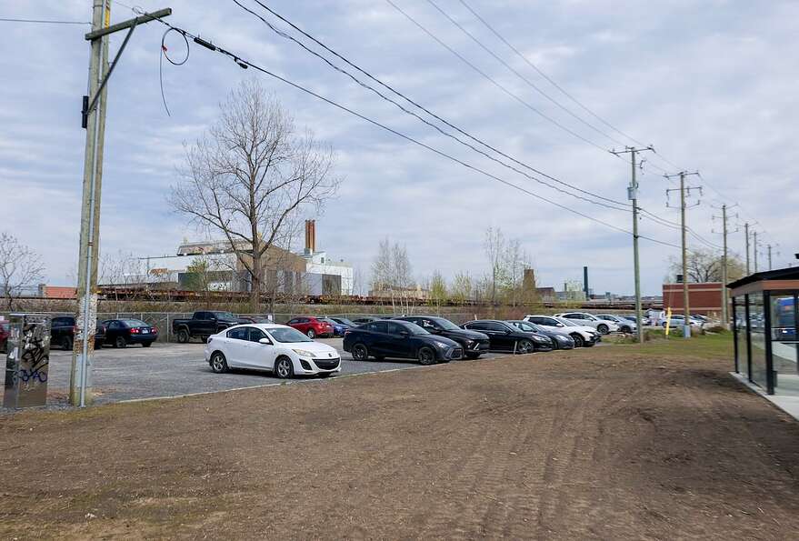 La voie ferrée et l'incinérateur, notamment, se trouvent tout près du lot visé par un développement immobilier de 95 logements.