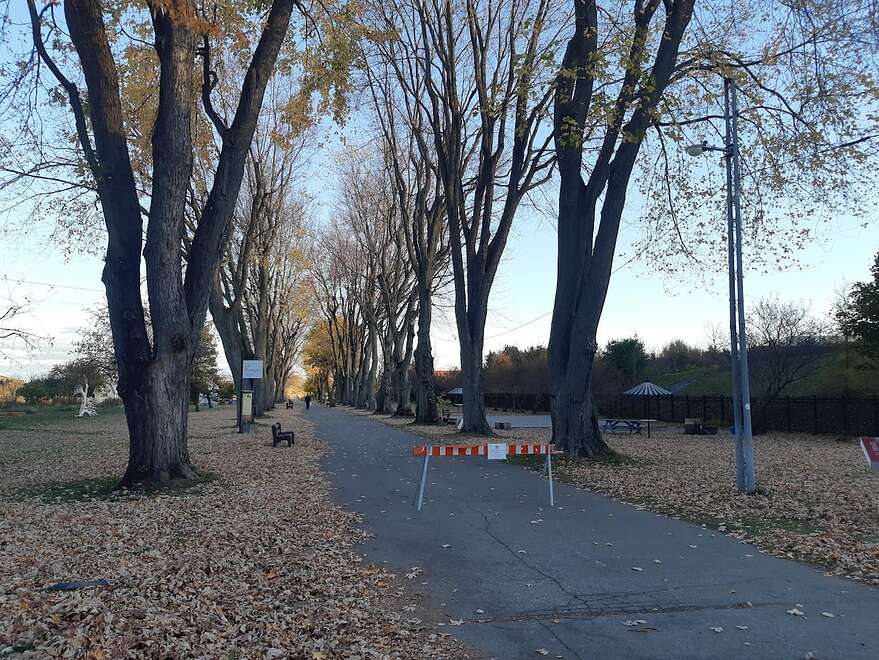 Le départ du sentier prendrait racine dans celui déjà présent derrière la Maison Mère, qui mène au quai de Baie-Saint-Paul.