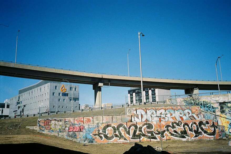 La Ville de Québec a effacé à elle seule 80 000 pieds carré de graffitis cette année.