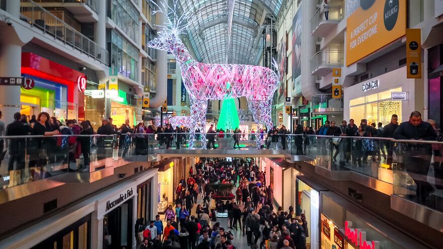 eaton-centre-s-black-friday-deals-had-people-lining-up-as-early-as-6-a-m