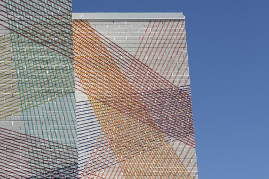 Magnifique pièce de Cyndie Belhumeur, artiste pluridisciplinaire qui avait déjà réalisé quelques œuvres murales à Montréal, Rimouski et Winnipeg. Celle-ci, Perspectives entrelacées, est sa première fresque lavalloise.