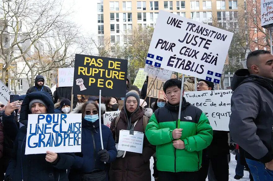 PHOTO MARTIN CHAMBERLAND, LA PRESSE — Quelques centaines de personnes se sont réunies lundi au centre-ville de Montréal pour protester contre la décision du gouvernement de mettre fin au Programme de l’expérience québécoise.