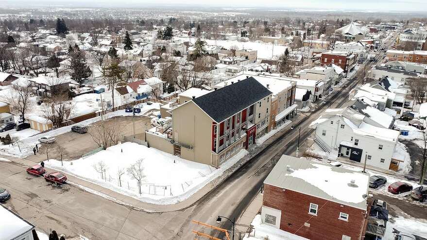 Un projet d'au moins 6,6 millions de dollars devrait voir le jour sur le terrain vague situé directement à côté du siège social et resto-école du Piolet.