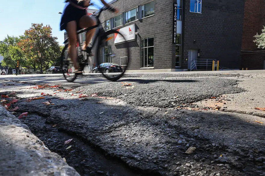 PHOTO HUGO-SÉBASTIEN AUBERT, LA PRESSE - Une piste cyclable en mauvais état, rue Ontario, à Montréal