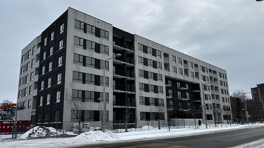 <em>Le projet de la Coopérative de Solidarité Le Suroit d’Outremont est parmi les 27 projets financés par les trois ordres de gouvernements qui verront le jour en 2025. © Photo : Radio-Canada / Marie-Josée Paquette-Comeau</em>