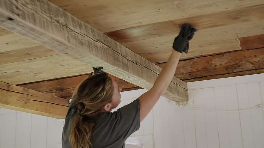 Marie-Lise Frenette n'effectue pas seulement les designs, elle connait aussi plusieurs techniques de rénovation, notamment celles qui concernent la restauration des patines.