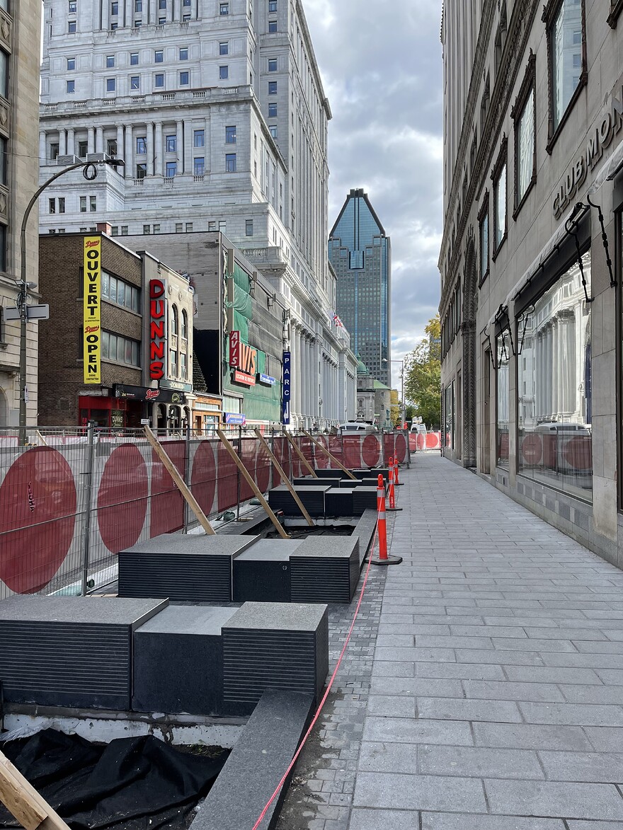 Banc en granite sur Metcalfe au sud de Sainte-Catherine