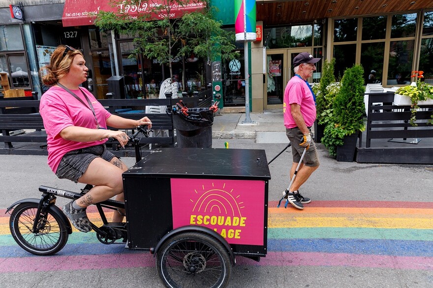 Quatre équipes ont été formées par la Société de développement commercial du Village en mai, au début de la piétonnisation de la rue Sainte-Catherine.