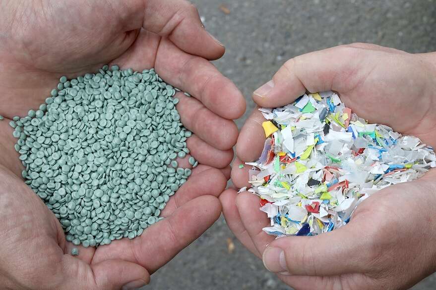 Les contenants de détergents à lessive, les pots de crème glacée et autres items de plastique numéro 2 sont transformés aux installations de Cowansville en billes et en flocons de plastique, qui sont par la suite utilisés dans la fabrication d’autres produits.
