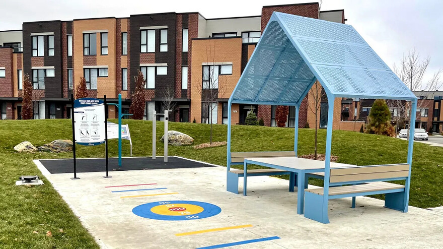 Table et bancs avec abri