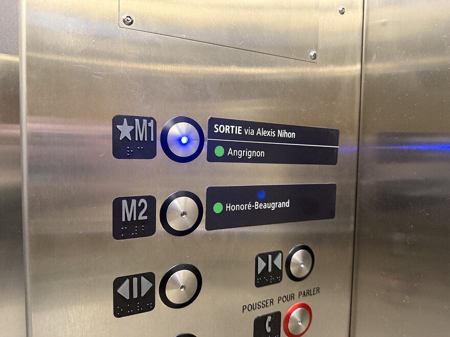 Signalétique qui identifie les niveaux dans un ascenseur de la station Atwater