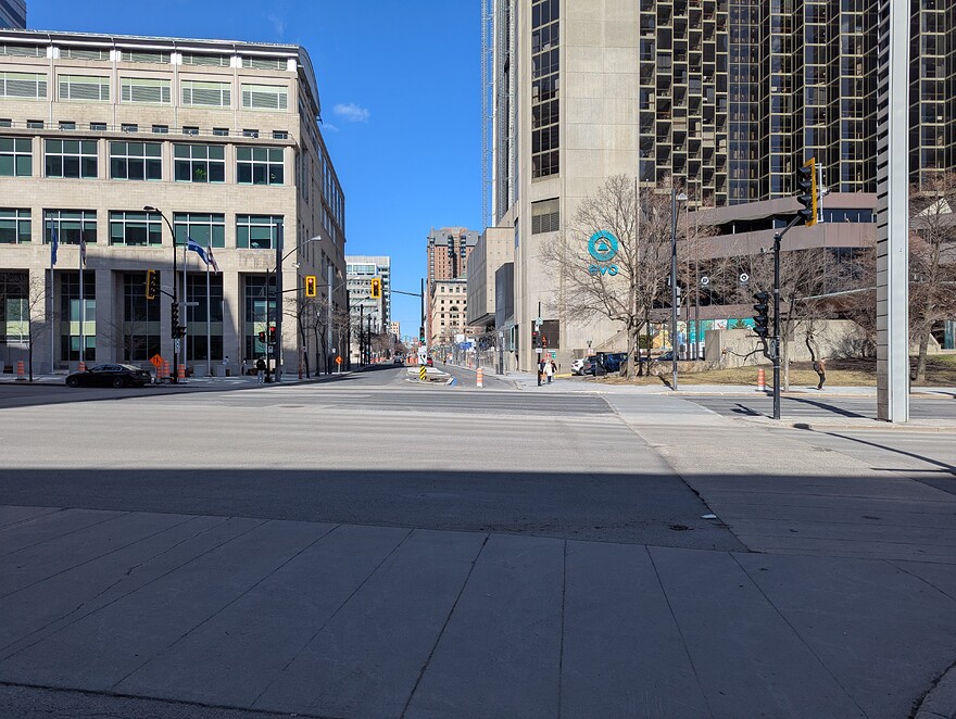 Saint-Antoine / Robert-Bourassa, vue vers l'est