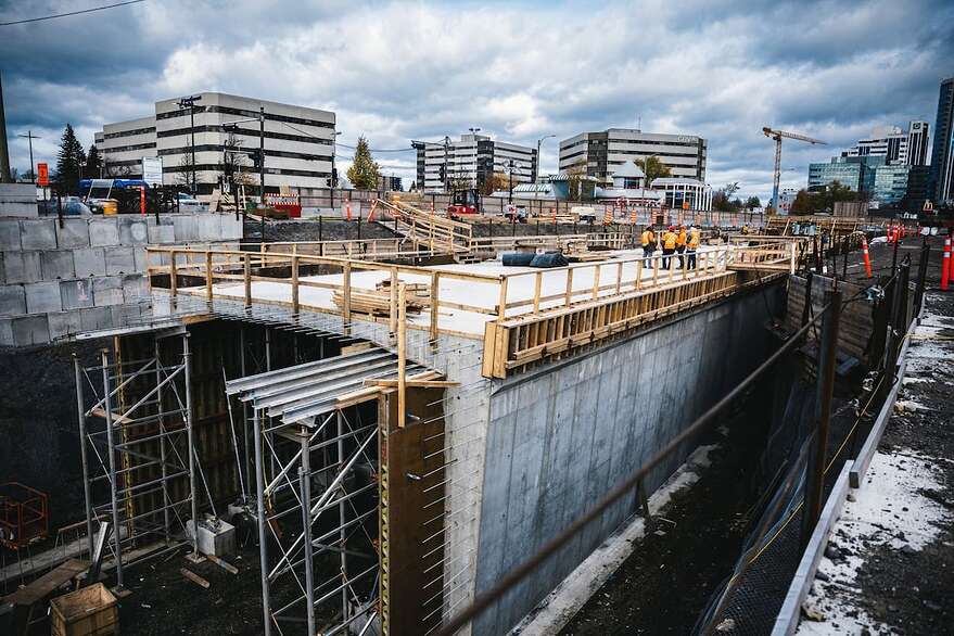 La première phase du chantier inclut la construction d'un tunnel réservé au transport en commun sous le boulevard Laurier. Ici, le coffrage et bétonnage du tunnel, d’une hauteur de 5 mètres.