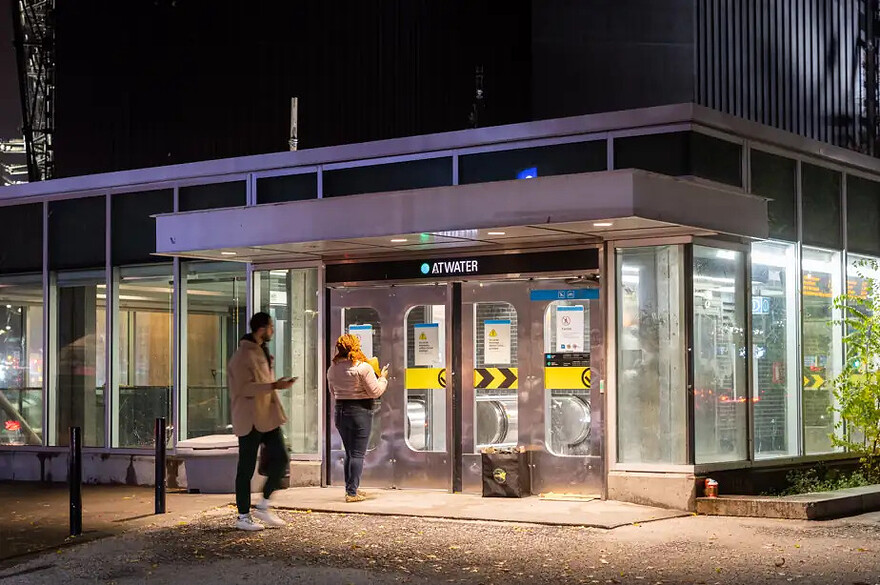 PHOTO SARAH MONGEAU-BIRKETT, ARCHIVES LA PRESSE – Cette entrée donne accès à la station Atwater, sur la ligne verte, par la rue Sainte-Catherine Ouest. Elle sera fermée dès aujourd’hui, jusqu’au 30 avril, inclusivement.