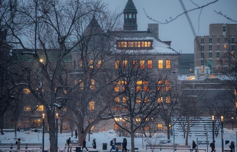 Des étudiants sur le campus de l’Universite McGill.