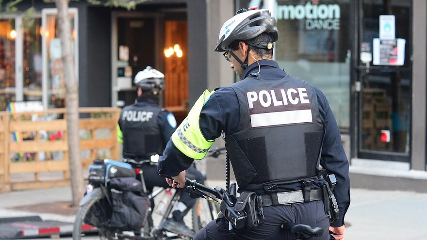 Des policiers à vélo sur la rue Sainte-Catherine, à Montréal.