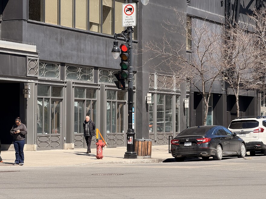 Signalétique au coin Nord-Est de Sainte-Catherine et Maisonneuve