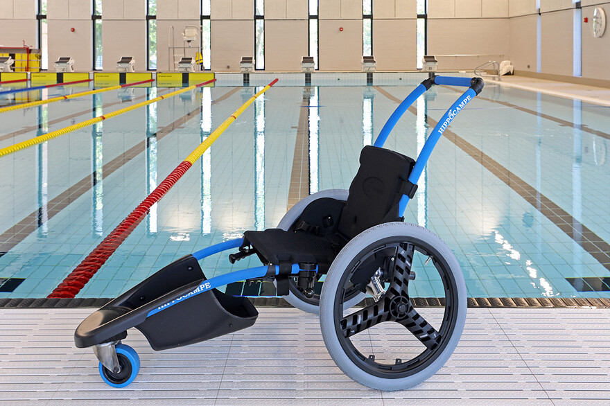 Des fauteuils roulants adaptés à la nage sont offerts aux personnes à mobilité réduite.