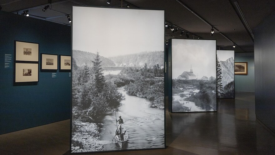 Des photographies en noir et blanc montrant des paysages sont exposées dans un musée.