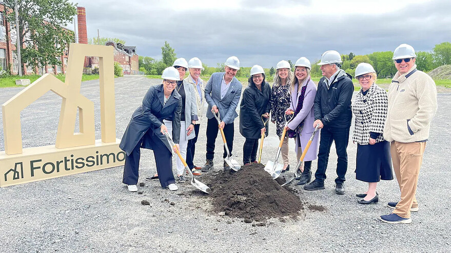 La Ville de Drummondville a scellé un partenariat avec le promoteur Construgep pour développer le site d'environ 93 mille mètres carrés situé en plein cœur du centre-ville en bordure de la rivière Saint-François.Photo : Radio-Canada / Jean-François Dumas