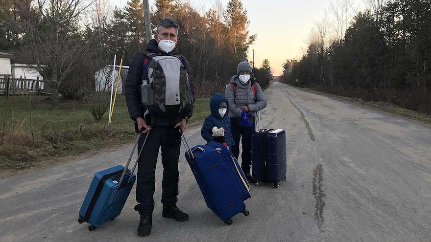 Une famille avec des valises.