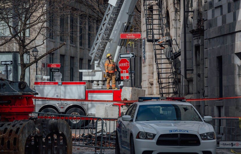 Jeudi dernier, des pompiers inspectaient la façade du bâtiment patrimonial du Vieux-Montréal ravagé par les flammes trois jours plus tôt.