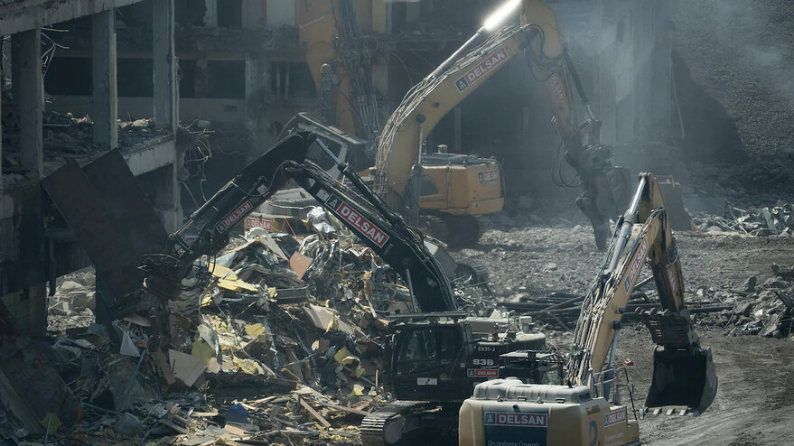 Une montagne de matériaux secs se dresse sur le site de démolition de l'ancienne Maison de Radio-Canada. Photo : Radio-Canada / Ivanoh Demers