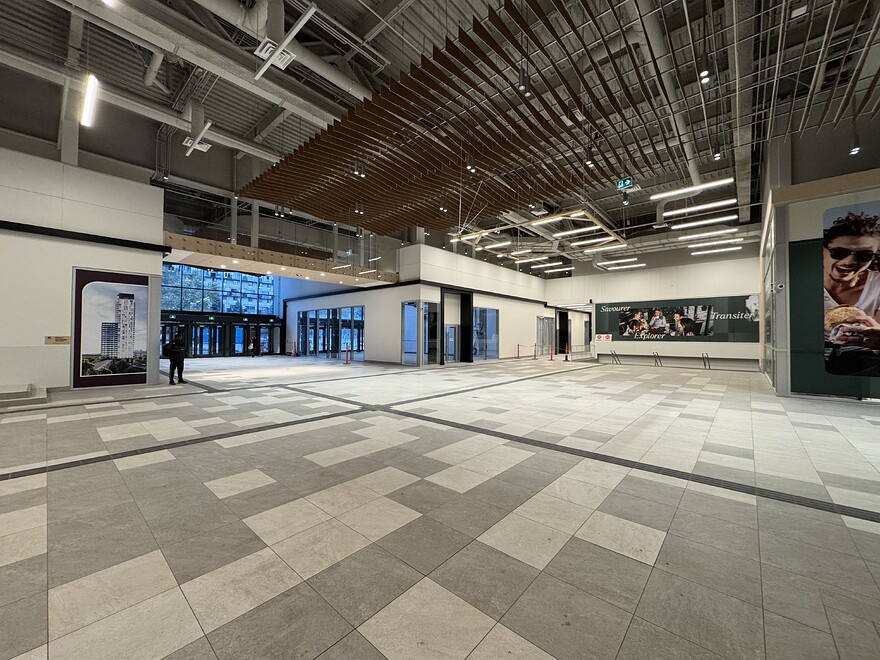 Vue sur l’accès à la Place Charles-le Moyne et l'accès au quai de débarquement du Métro