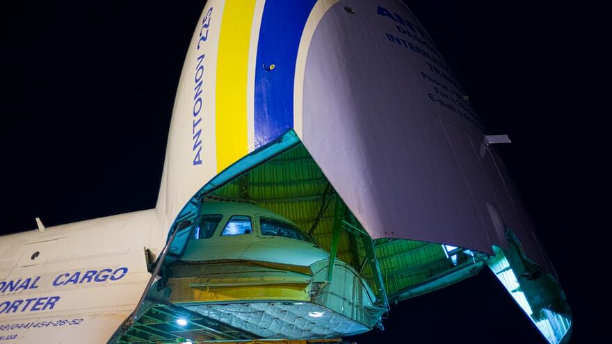 Le « nez » de l'An-225 s'ouvre pour révéler la soute de 43,32 mètres de long, 6,4 mètres de large et 4,4 mètres de haut.