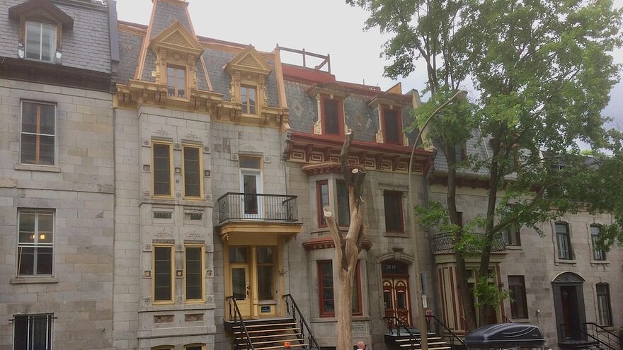 Une rue de Montréal avec de beaux immeubles anciens en pierre grise.