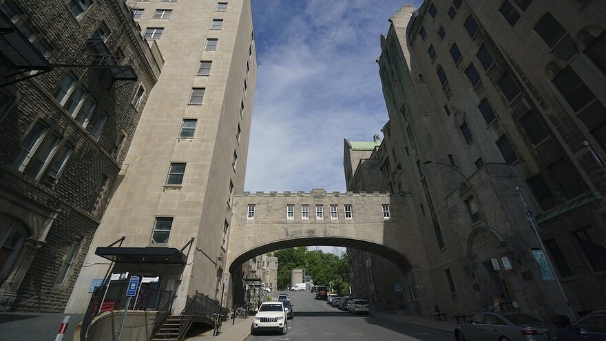 Une arche entre deux bâtiments surplombe la rue University.