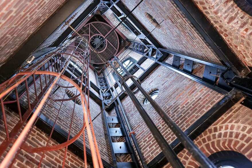 La caserne Dalhousie, située au 103 rue Dalhousie, a nécessité des travaux de réfection majeurs afin d’accueillir ses nouveaux propriétaires. C’est l’entreprise Béland Lapointe qui a mené le chantier pendant les vingt-sept mois nécessaires à la réalisation des travaux.