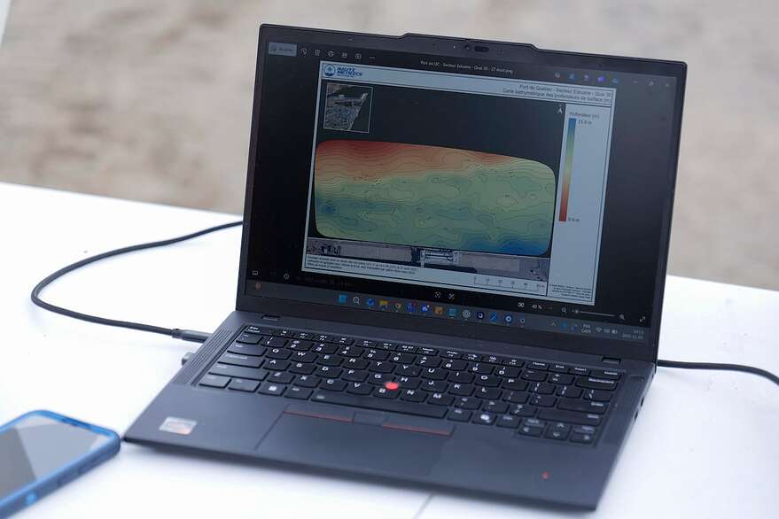 Les résultats d’inspection du drone flottant de Nauti Metrics sont instantanément envoyés sur l’écran d’un ordinateur portable.