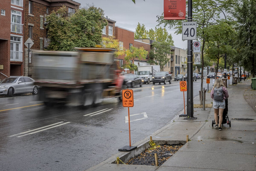 Le trottoir a été scié et creusé pour former la fosse ©Arrondissement Rosemont–La Petite-Patrie