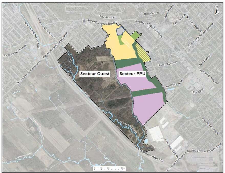 Cette carte du vaste site de Chauveau présente, à gauche, la section ouest qui sera protégée. Les parties roses (industriel) et jaunes (résidentiel) seront construites. Les bandes vertes ont été achetées par la ville qui empêchera toute construction.