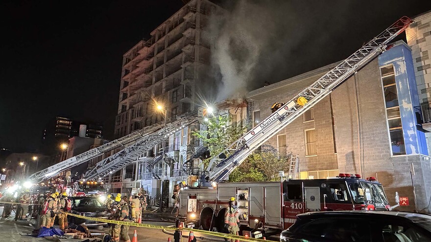Plus d'une centaine de pompiers combattent un incendie dans un immeuble de trois étages au centre-ville depuis tôt mardi matin.