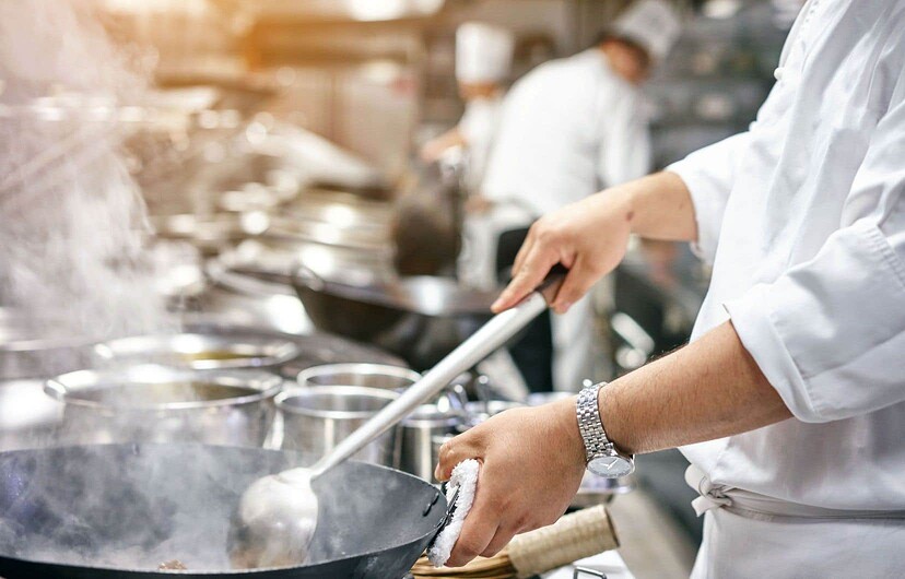 Selon le rapport, 44 % des restaurateurs sondés ont dû réduire leurs heures d’ouverture «en raison de la pénurie de main-d’oeuvre».