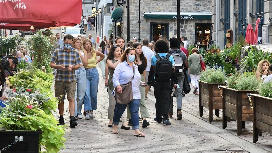 Des gens déambulent dans une rue du Vieux-Montréal.