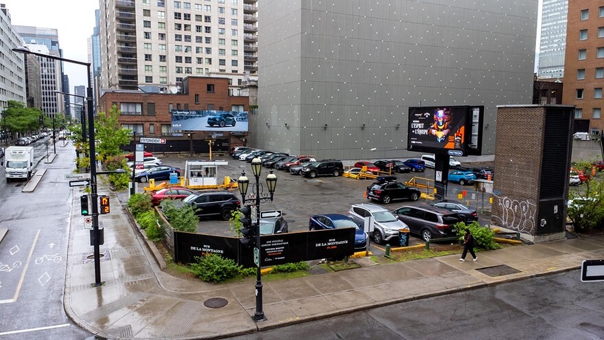 Le terrain est voisin de l’hôtel Vogue et près du Four Seasons, dans le quartier du luxe de Montréal.