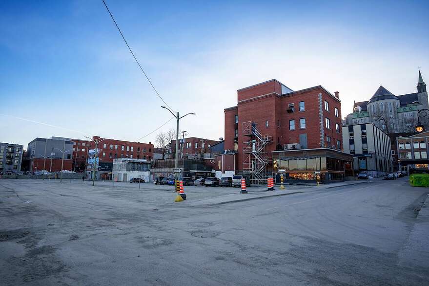 Le stationnement Webster après sa démolition au centre-ville de Sherbrooke.