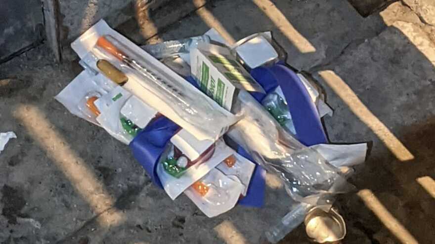 Du matériel pour se droguer, comme des seringues, par terre dans la rue Berger.