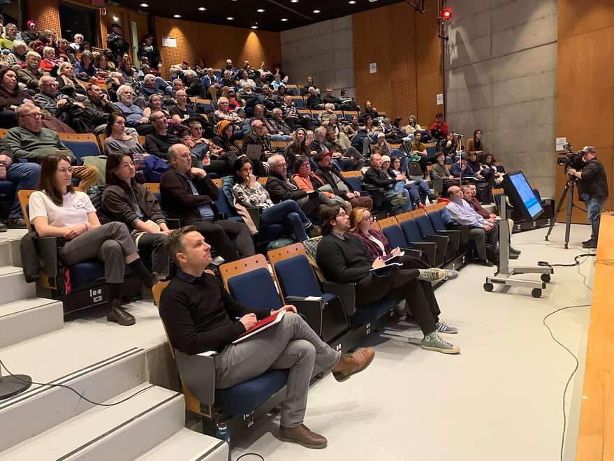 Quelque 200 personnes étaient présentes dans la salle, plus d'autres qui participaient en ligne.