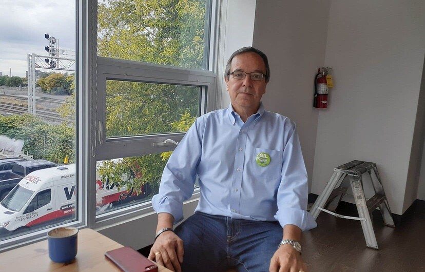Gil Penalosa, candidat à la mairie de Toronto, dans son bureau de campagne