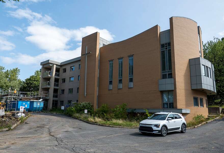 L'ancienne résidence des Soeurs du Bon-Pasteur contient une chapelle, qui est située dans la partie droite du bâtiment sur cette photo.