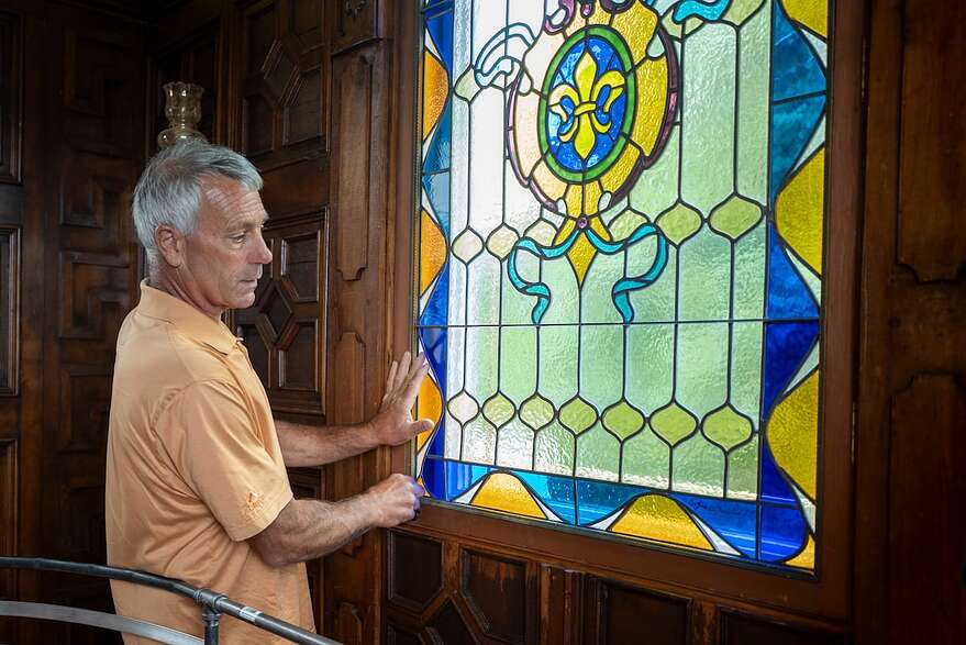 Daniel Gohier, propriétaire du Château de Neuville. Derrière ce vitrail se cache une fenêtre moderne et écoénergétique.